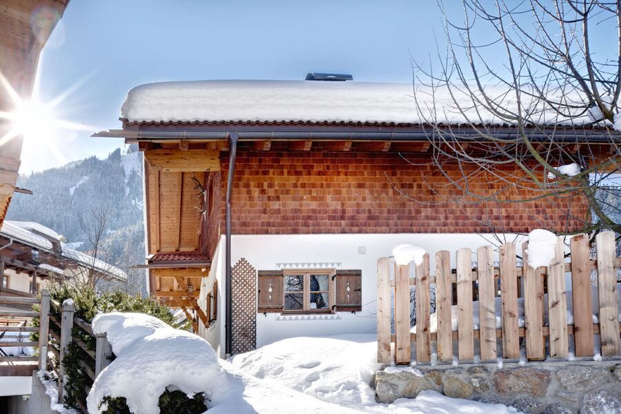 Ein traditionelles Huber Chalet im Winter, umgeben von Schnee in Mayrhofen, Zillertal.
